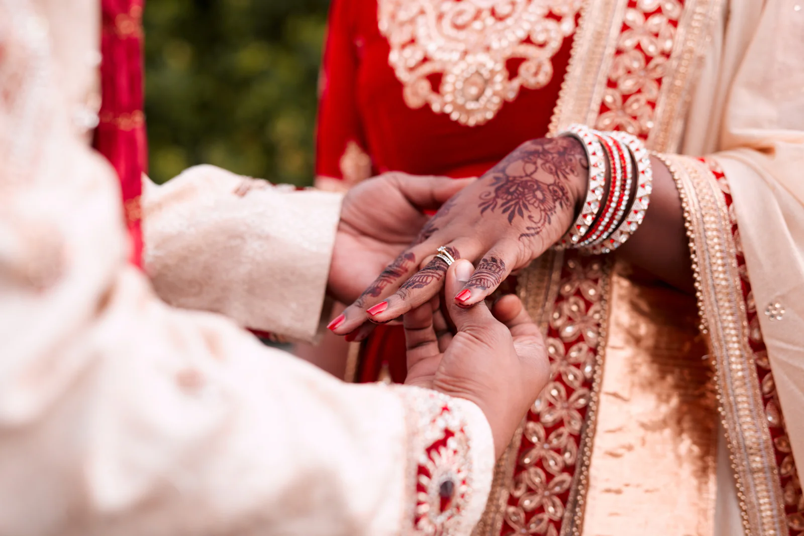 A couple exchanging vows at Sinclairs Retreat Dooars